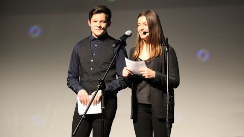 Noel Brakaj und Emilly Morawa (Elsa-Branström-Gymnasium) moderierten die „Party of excellence“