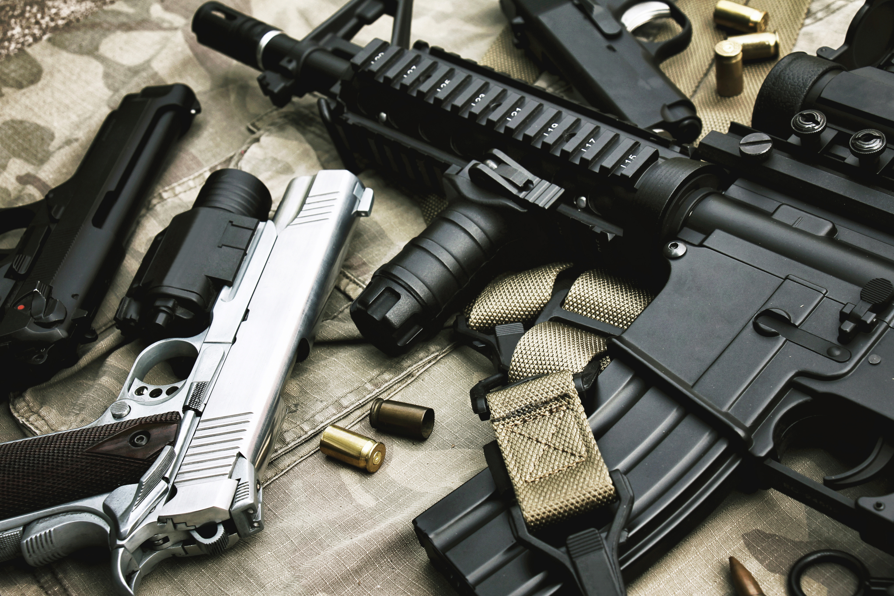 Auf einem Tisch liegen unterschiedliche Waffen und Munition