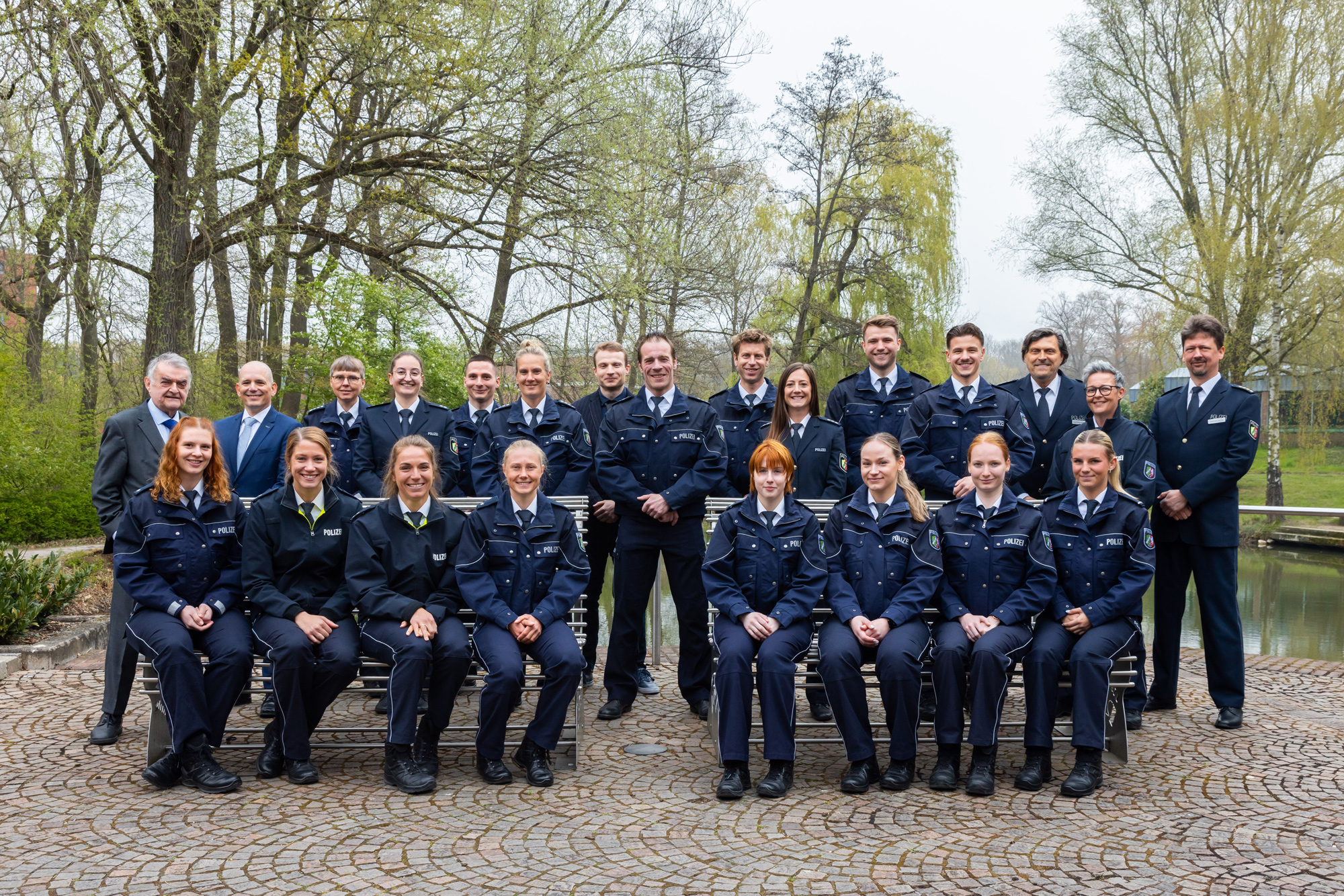 The police athletes of the year 2024 together with the Minister of the Interior Herbert Reul and Lothar Sandkühler, Deputy Head of the LAFP NRW, in a group photo.