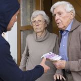 Enkeltrick - Senioren übergeben Geld an Abholer
