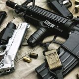 Auf einem Tisch liegen unterschiedliche Waffen und Munition