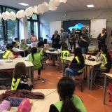 Eine Gruppe Grundschulkinder erhält Besuch vom Innenminister.