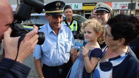 Ella hat mit Oma Birgit als erstes Sammelteam den "Goldenen Sticker" bekommen. Der amtierende Polizeipräsident Dietmar Leyendecker hat Ella persönlich den Junior-Dienstausweis übergeben.