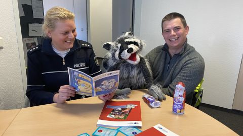 Waschbär Ede unterstützt #NMDO-Polizeiteam