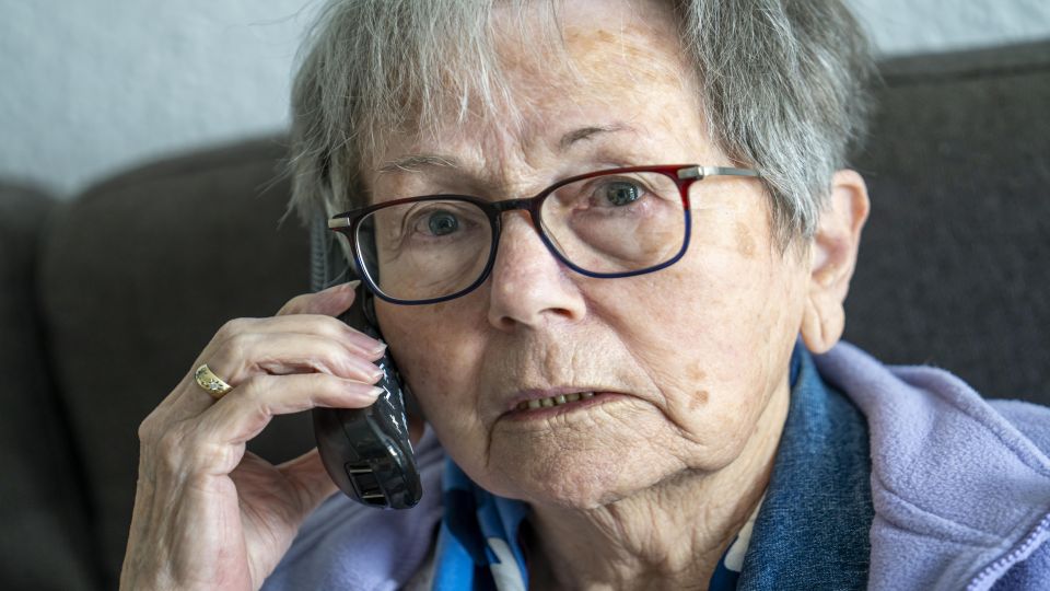 Seniorin am Telefon 2