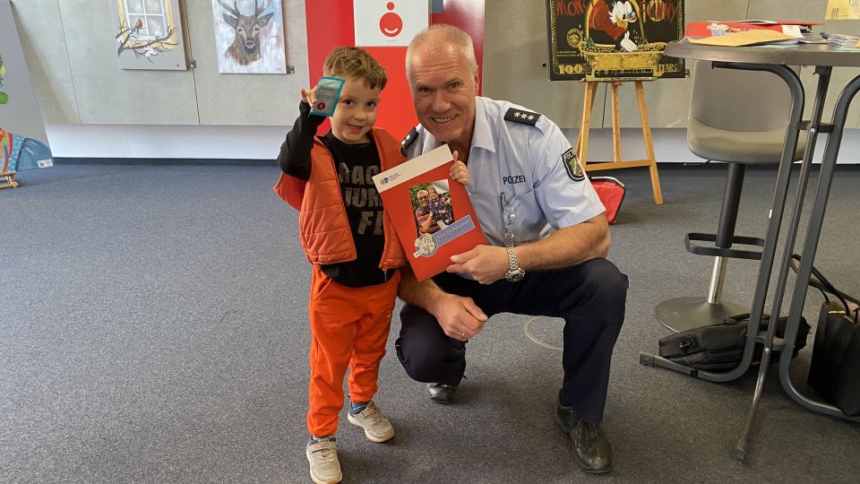 Many teams have already collected sticker bags 2 and 3 from our cooperation partner Sparkasse Sterkrade. The moments when a souvenir photo is taken together are particularly nice.
