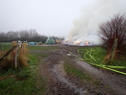 Friemersheim: Heuballen in Brand - Zeugensuche